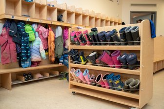 Kita-Streik: In Freiberg schließt eine Einrichtung - Kinderstiefel stecken in einem Regal in einer Kindertagesstätte.