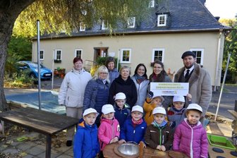 Kita-Team weiß beim Thema Sonnenschutz nun Bescheid - Knirpse und Mitarbeiter freuen sich über die Zertifizierung "Sonnenschutz-Kindertagesstätte". Dabei haben alle Beteiligten viel gelernt. 
