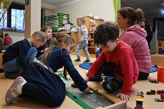 Kita und Hort in Erlau werden teurer – auch andere Orte wollen Eltern stärker zur Kasse bitten - In der Kindertagesstätte „Waldhaus“ in Erlau spielen Kinder der Waldgeister-Gruppe im Bauzimmer. Die Gemeinde Erlau erhöht zum neuen Jahr die Elternbeiträge für die Betreuung der Jüngsten.