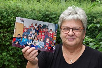 Kita-Urgestein aus Waldenburg geht in Rente: Welche Vornamen speichern sich Erzieherinnen über Jahrzehnte im Kopf ab? - Carmen Werler mit einem Gruppenbild. Es entstand 1994 und damit kurz nachdem sie Leitung im „Altstädter Kinderland“ übernommen hat.