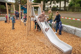 Kita von Bad Brambach freut sich über neues Spielgerät -