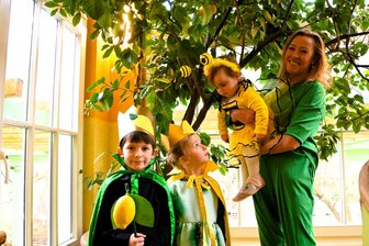 Kita Zitronenbäumchen in Elsterberg feiert Jubiläum: In XXL-Geburtstagstorte stecken neun Stunden Arbeit - Das neu gekrönte Zitronenkönigspaar Erik und Jona besucht den Namensgeber des Kindergartens zusammen mit Bienchen Mila und Leiterin Sylvia Pabst.