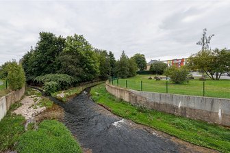 Kitabau in Rodewisch erneut verschoben - Bevor die Stadt den Kitabau auf dem Gelände rechts starten kann, muss sie den Uferbereich am Zusammenfluss von Wernesbach und Göltzsch dem Hochwasserschutz entsprechend sanieren. Dabei ist auch die Landestalsperrenverwaltung mit involviert.