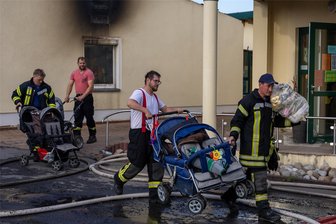 Kitabrand in Steinberg: Warum die Krippe trotz geringer Schäden zu bleibt - Noch am Brandabend wurde die Krippe leergeräumt. Bis alles wieder rein kann, dauert es wohl noch.