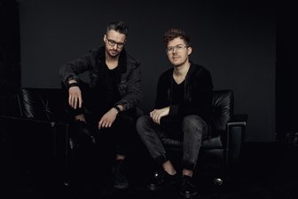 Kitschfrei: Wie das Plauen-Zwickauer Duo Stiehler-Lucaciu mit Sax und Piano den Staub vom weihnachtlichen Liedgut bläst - Können auch Weihnachten: Saxofonist Antonio Lucaciu (links) und Pianist Sascha Stiehler.