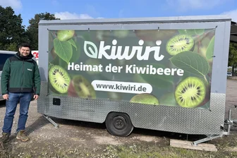 Kiwibeeren statt Erdbeeren in Oberlichtenau: Wie ein Polizist auf den Geschmack gekommen ist - Richard Hamann an seinem Verkaufswagen, der noch bis Ende Oktober an der Chemnitzer Straße in Oberlichtenau steht, unweit der Purple-Path-Skulptur und der einstigen Erdbeerfelder.