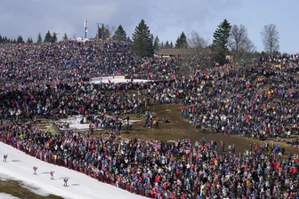 Kläbo krönt sich vor historischer Kulisse mit sechstem WM-Gold zum König von Trondheim - Volksfeststimmung herrschte beim 50-km-Massenstart der Herren. Rund 120.000 Menschen sollen das Rennen live verfolgt haben. Foto: