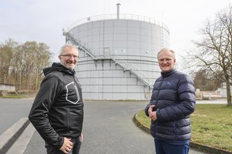 Kläranlage Chemnitz: Wie der Betreiber aus Abwasser Energie macht und Geld spart - Marcus Kropp, ESC-Betriebsleiter (links) und Roland Warner von der Eins (rechts) vor dem neuen Gasspeicher für Faulgas.