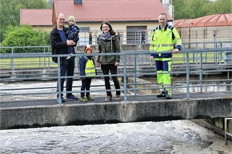 Kläranlage Niederwiesa: Spezielle Mitarbeiter haben 24 Stunden-Tag - ZWA- Mitarbeiter Steffen Strohbach (r.) erklärte unter anderem Familie Burgund aus Niederwiesa die Funktionsweise der Kläranlage. 