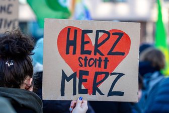 Klärungsbedarf ist groß - In zahlreichen Städten gingen Menschen für eine Brandmauer statt eines Rechtsrucks auf die Straße.Foto: Ardan Fuessmann/Imago