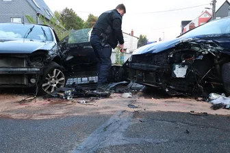 Klaffenbach: Drei Verletzte nach Frontalcrash - Zu einem schweren Unfall ist es am Freitagabend auf der Klaffenbacher Hauptstraße gekommen. Zwei Pkw crashten frontal.