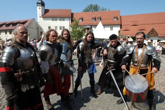Klaffenbach Open Air: Die stete Rückkehr der Ritter - Ritterspektakel fast wie im Mittelalter: Das Wasserschloss Klaffenbach ist beliebt in der Marktszene. Am Wochenende findet dort das „Klaffenbach Open Air“ mit Markttreiben statt.