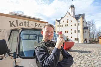 Klaffenbacher Wasserschloss wird zum kulinarischen Mekka - Rico Klatt aus dem Mittweidaer Ortsteil Frankenau ist mit seinem Eismobil bei den Genusstagen präsent – dort gibt es unter anderem Stachelbeereis- und, wie hier, Eis der Sorte Schwarze Johannisbeere.