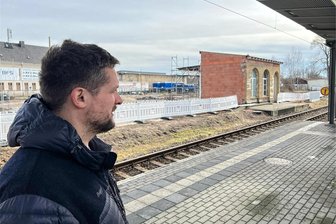 Klage gegen Abrissgegner in Werdau: Müssen nun auch andere Bürgergruppen in der Region zittern? - Philipp Meyer schaut am Wochenende wehmütig auf das Gelände des Werdauer Bahnhofs, den der Verein Stadterhaltung und -entwicklung vorm Komplettabriss retten wollte: Obwohl längst Fakten geschaffen worden sind, das Gebäude fast komplett verschwunden ist, soll der Werdauer mit zwei weiteren Personen auf Schadenersatz verklagt werden.