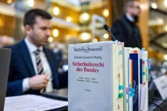 Klage gegen Beobachtung durch Verfassungsschutz - AfD droht in Münster mit Mammut-Prozess - Blick auf den Tisch der Anwälte der AfD im nordrhein-westfälischen Oberverwaltungsgericht Münster.