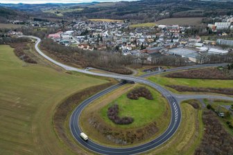 Klage zur Ortsumfahrung Flöha: Bundesverwaltungsgericht kündigt Entscheidung an - Hier soll der zweite Bauabschnitt der Ortsumfahrung Flöha beginnen. Der erste Abschnitt wurde im Dezember 2012 für den Verkehr freigegeben und endet seither mit einem Kreisel.