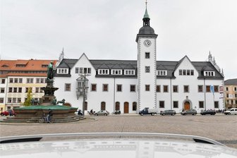 Klamm durch hohe Strom- und Wärmepreise: Wie Freiberger Hilfe bekommen - Die Stadtverwaltung Freiberg – hier das Rathaus am Obermarkt – berät zu den Hilfsangeboten angesichts der hohen Energiekosten.