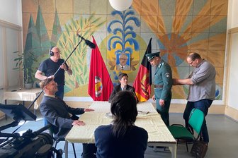 Klamme Kasse für Filmprojekt im Vogtland: Wie das Produzententeam jetzt Geld auftreiben will - Die Dreharbeiten für die Film „Maske auf, Genossen" laufen seit einer Woche.
