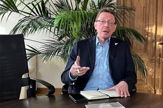 Klamme Kassen: Reichenbacher OB schließt Verkauf des „Tafelsilbers“ aus - Vor Oberbürgermeister Henry Ruß (Die Linke) stehen 2024 auf der politischen Bühne der Stadt etliche Herausforderungen. Alles beginnt wie immer mit dem lieben Geld.