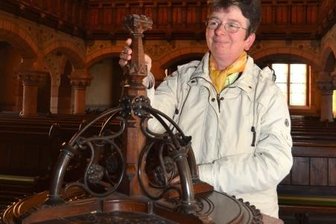 Klang für Orgel und Glocken - Evelyn Ziegelt, kirchliche Mitarbeiterin, am Taufstein in der Schwarzbacher Kirche. Orgel und Glockengeläut sollen überholt werden.
