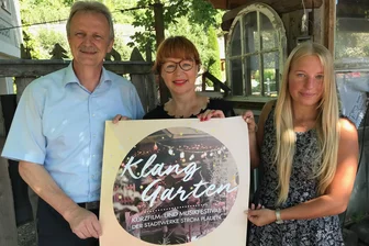 Klanggarten-Open-Air geht in Plauen in die vierte Runde - Freuen sich auf den kulturell-kulinarischen Abend (von links): Stadtwerke-Chef Peter Kober, Kerstin Rüffer vom Unikat-Verein in den Weberhäusern und Jenny Stolpmann, ebenfalls von den Stadtwerken.