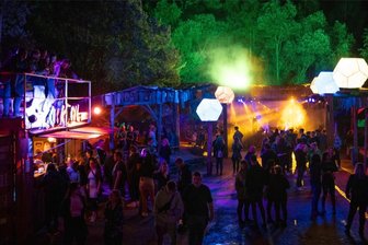 „Klanggrube“ Oberwiera zum letzten Mal in der Sandgrube - Musik, buntes Licht und eine besondere Location warten bei der "Klanggrube" auf Musikfans.