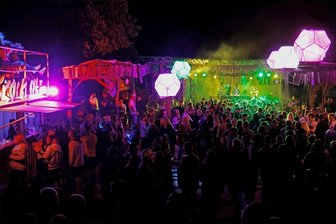 "Klanggrube" verabschiedet sich mit toller Stimmung und vielen Gästen - An der Hauptbühne der "Klanggrube" war es am Samstag kurz nach Mitternacht voll.