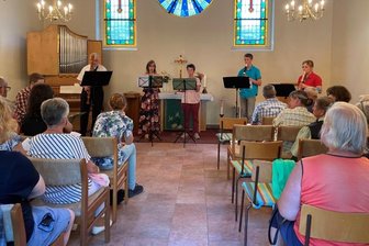 Klangreise durch die Epochen bei Sommermusikreihe in Flöha - Der Blockflötenkreis mit Vincent Hübler, Ekkehard Hübler, Claudia Seidel, Claudia Dietrich, Luca Seidel und Manuela Gräbner (von links) musizierte in der Auferstehungskirche in Flöha-Plaue vor etwa 60 Zuhörern. 