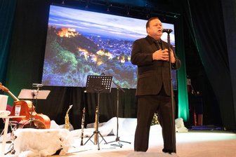 Klangteppiche und Tenor samt Freunden im Glauchauer Stadttheater - Paul Potts kommt mit seinen Freunden am 11. Dezember auch nach Zwickau.