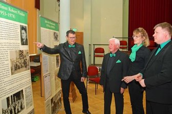 Klangvolle Historie zum 150. Geburtstag - Stefan Hoffmann, Gottfried Wolf, Ines Liebernickel und Michael Pauser (von links) diskutieren über einen Teil der Ausstellung zur Geschichte des Gesangsvereins von Langenbernsdorf. 