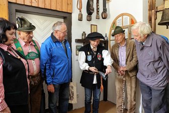 „Klangwelten“ in Tellerhäuser: Glockenausstellung öffnet in schneelosen Ferien häufiger - Kurz vor Eröffnung der Glockenausstellung bekamen Anton-Günther-Freunde Erläuterungen von Gerd Schlesinger (M.).