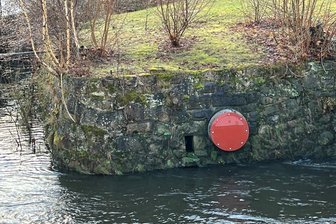 Klappe zu: Warum in Mylau bei Starkregen Abwasser aus den Gullys sprudelt - Diese Klappe an der Göltzsch zwischen der Einmündung des Limbachs und der neuen Brücke am Karl-Marx-Ring ist auf Anweisung des Landkreises fest verschlossen worden.