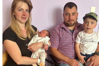 Klapperstorch schiebt Sonderschicht im Erzgebirge – und bringt auch ein Jubiläumsbaby - Jubiläumsbaby Letty Großmann mit den Eltern Michelle und Benjamin sowie dem großen Bruder Kuno.
