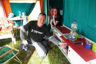 Klappfix-Treffen im Erzgebirge offenbart Nachhaltigkeit dieses DDR-Kults - Küche und Wohnzimmer direkt vor dem Schlafabteil: Für Christian Wick und Nicole Tschirner ist jeder Tag in ihrem Camptourist CT 6-1 ein Genuss.