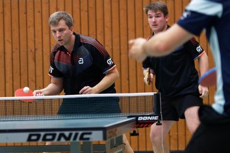 Klare Angelegenheit: HSG Mittweida gewinnt Tischtennis-Duell gegen Lichtenauer SC - René Menzel (l.) und Markus Bunk von der HSG Mittweida gewannen ihr Doppel zum Auftakt in vier Sätzen.