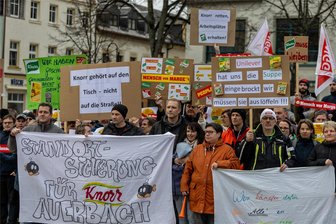Klare Ansage von Auerbacher Knorr-Arbeitern: Alle bleiben an Bord - Unter dem Motto „Alle bleiben an Bord - wir sind Knorr“ kamen die Auerbacher Unilever-Beschäftigten am Mittwoch zur Kundgebung auf dem Neumarkt zusammen. Gefordert wird von der Konzernleitung die Rücknahme der angedrohten Kündigung von 80 Beschäftigten und der Standorterhalt. Ehemalige, Familien, Politiker zeigten Solidarität.