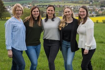 Klare Ansage: Warum diese fünf Frauen in Rodewisch gemeinsam Politik machen wollen - Diese fünf Frauen wollen als „Gemeinsam für Rodewisch“ in den Stadtrat (von links): Die Planerin Petra Denkinger (58), Buchhalterin Cornelia Wolf (35), Industriekauffrau Maxi Zelmer (41), Studentin Luisa-Sophie Wolf (22) und Landwirtschaftsmeisterin Tina Schürer (40).