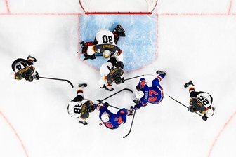 "Klare Fehlentscheidung": Wirbel um drittes Gegentor - Torhüter Philipp Grubauer moniert beim dritten Gegentor auf Torhüterbehinderung. Die deutsche Trainerbank intervenierte dagegen nicht.