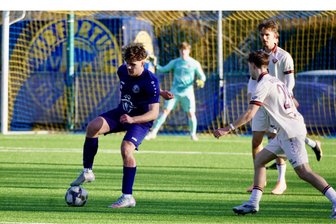 Klare Niederlage gegen Dynamo Dresdens Zweite: VfB Fortuna kann Chemnitzer Nachbar keine Schützenhilfe geben - Die Landesligafußballer des VfB Fortuna Chemnitz um Nick Hundsrucker (am Ball) verloren gegen Dynamo Dresden II deutlich.