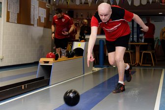 Klare Niederlage im Spitzenspiel: Rochlitzer Kegler müssen Tabellenführung abgeben - Für Uwe Stagge und die Rochlitzer Kegler lief es im Spitzenspiel nicht nach Wunsch.