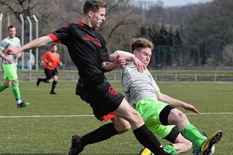 Klare Sache im Derby - Dreifach erfolgreich: Daniel Waldenburger (l.), hier gegen Franz Petermann, erzielte die Hälfte der Peniger Treffer.