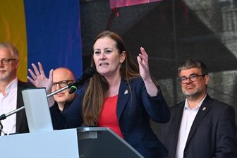 Klare Worte gegen den Krieg - Die Bundesvorsitzende der Linken, Janine Wissler, spricht zur Kundgebung am 1. Mai auf dem Neumarkt. Auch Markus Schlimbach (links) und Ralf Hron (rechts) vom DGB sowie OB Sven Schulze ergriffen das Wort. 