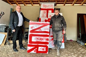 Klare Worte nach Schmiererei Zwickauer Fußballfans: FSV-Mitglied spricht von „Schande“ und spendet an Förderverein - „Der Berg bleibt“ statt “Nur der FSV“: Die historischen Protest-Plakate des Fördervereins „Wildenfelser Zwischengebirge“ werden wiederhergestellt, FSV-Mitglied Ronald Völker (links) übernimmt die Kosten. Mike Lang vom Förderverein freut das Engagement des Fußballfans aus Fraureuth.