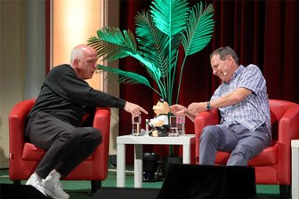 Klare Worte und überraschendes Geständnis: So lief der Fußball-Talk mit Mario Basler und Co. in Aue - Mario Basler (l.) und Ex-Schiedsrichter Bernd Heynemann füttern das Phrasenschwein.