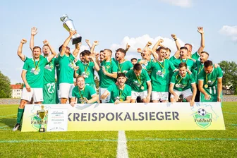 Klarer Erfolg im Finale: Fußballer des SV Lichtenberg jubeln über den Pokalsieg -