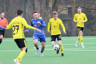 Klarer Heimsieg gegen Markranstädt: Handwerk Rabenstein bleibt in der Fußball-Landesliga am Spitzenduo dran - Die Landesligafußballer von Handwerk Rabenstein bleiben in der Fußball-Landesliga oben dran. Beim 3:0 gegen Markranstädt erzielte Jari Schramm (am Ball) den Treffer zum 2:0.