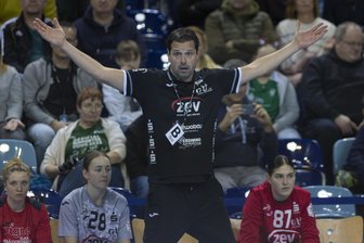 Klarer Regelverstoß in der Handball-Bundesliga: Muss die Partie zwischen dem BSV Sachsen Zwickau und dem VfL Oldenburg wiederholt werden? - BSV-Trainer Norman Rentsch war am Freitagabend mit der Leistung der Schiedsrichter unzufrieden. Auch die Ansetzung des Gespanns beim Heimspiel am Montag gegen die HSG Bensheim/Auerbach konnte er nicht nachvollziehen.