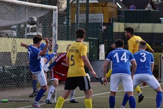Klarer Sieg im Topspiel gegen Glauchau: Handwerk Rabenstein bleibt in der Landesliga oben dran - Phil Mühlig trifft in dieser Szene per Kopf zum 3:0 für Handwerk Rabenstein im Spitzenspiel der Landesliga gegen den VfB Empor Glauchau. Am Ende gewannen die Chemnitzer deutlich mit 4:0.