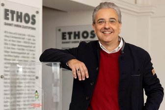 Klares Zeichen gegen Rechtsextremismus aus dem Erzgebirge - Das Theater müsse auch menschliche Werte implantieren und für Toleranz eintreten, sagt Intendant Moritz Gogg.