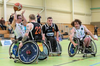 Klarheit bei RB Zwickau: Rollstuhlbasketballer kehren in die 1. Bundesliga zurück - Lachlin Dalton (am Ball) und Hayden Siebuhr (rechts) bleiben RB Zwickau erhalten. Hier im Duell gegen die Allianz Rollers Ulm.